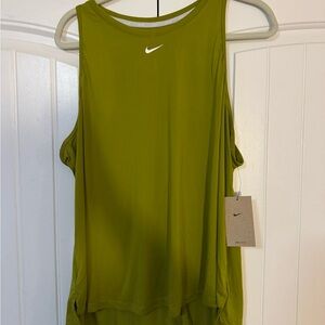 Nike Women’s XXL Green Relaxed Fit Tank Top